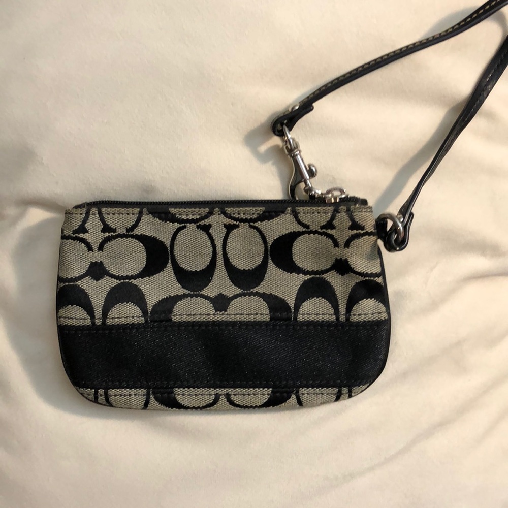 Classic Black Coach Weistlet